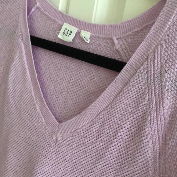 💜Gap V-Neck Peri Sweater Cotton blend textured knit with split side hems. - Picture 3 of 7